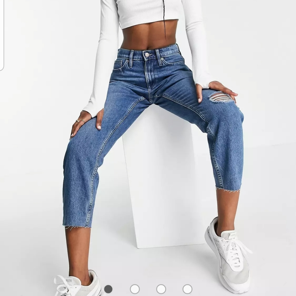Calvin Klein high rise mom jeans size 25‎